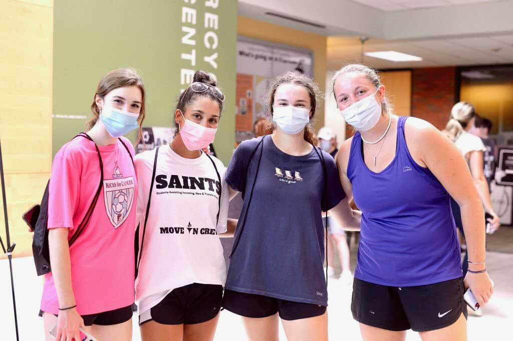 Students wear masks inside Slavin Center. All students, faculty, and staff are required to be vaccinated against COVID-19 and to wear masks when indoors as a precaution.
