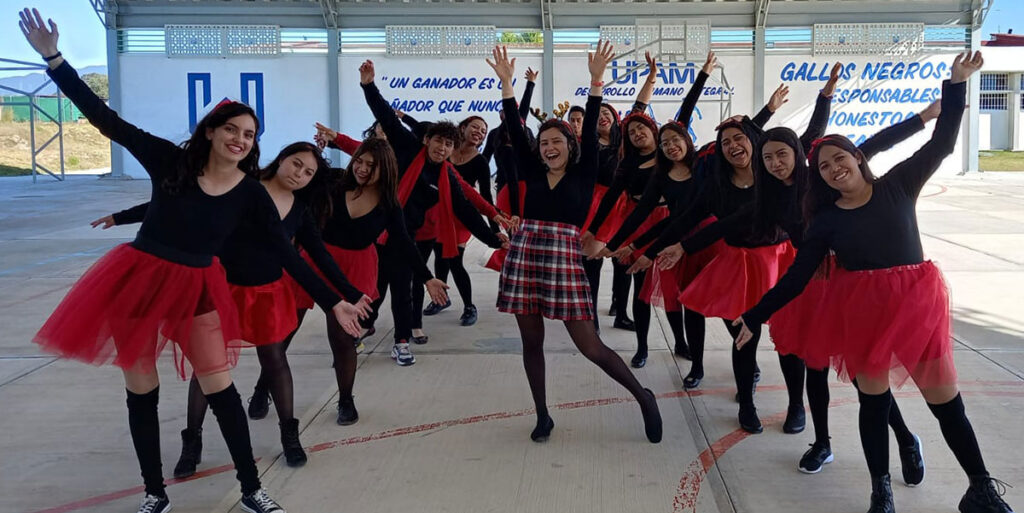 Grace Maffucci '22, center, with her students during a holiday presentation in Mexico.