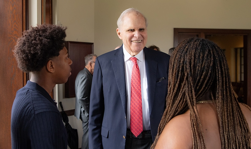 Ron Stride '62, '25Hon. talks with Jelissa Jonas '27 and Kareem Bain '28.