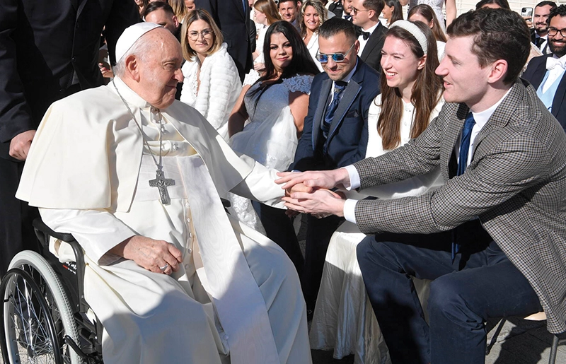 Tom Planek '18 and Clare Rochford Planek '18 met Pope Francis at a papal audience in Rome during their honeymoon in November 2023.